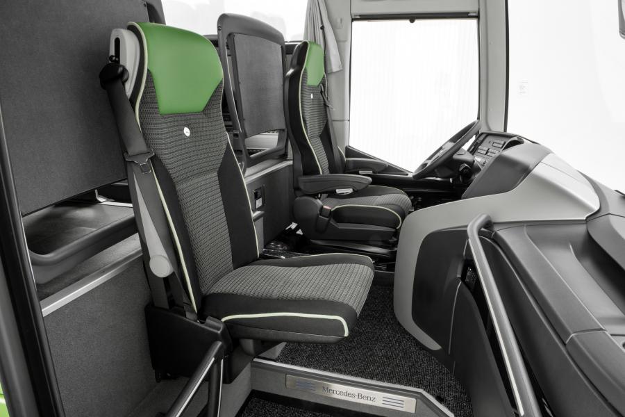 Интерьер Mercedes-Benz Tourismo 16/2 RHD 2017 года  (фото 16 из 19)